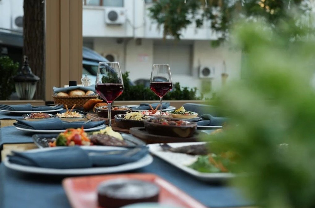 What Makes a Restaurant Feel “Easy” to Eat At