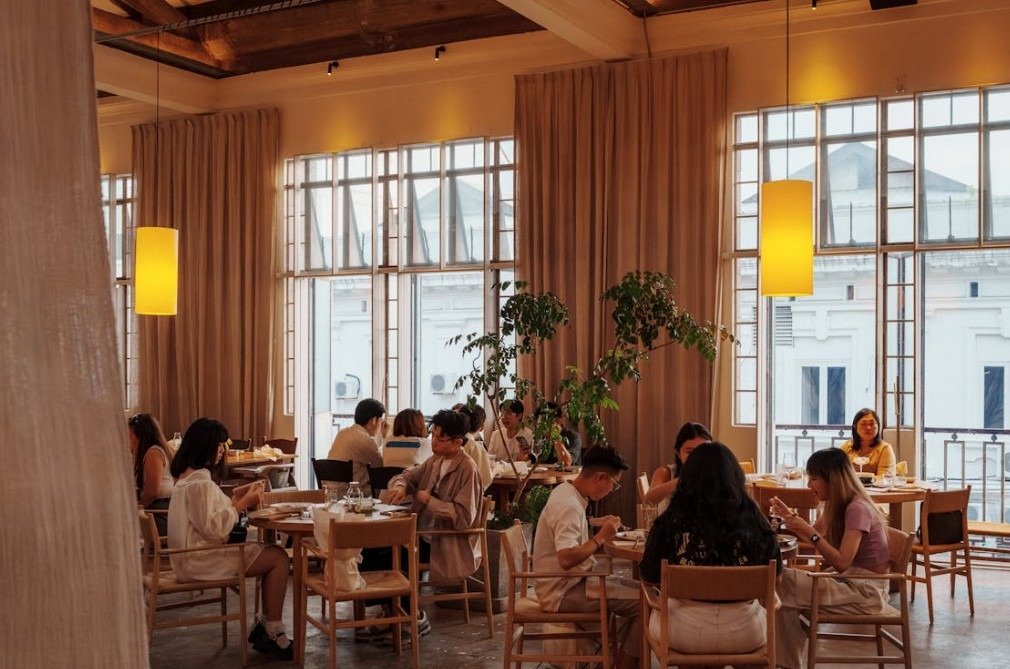 How to Spot a Good Local Restaurant Before You Even Sit Down